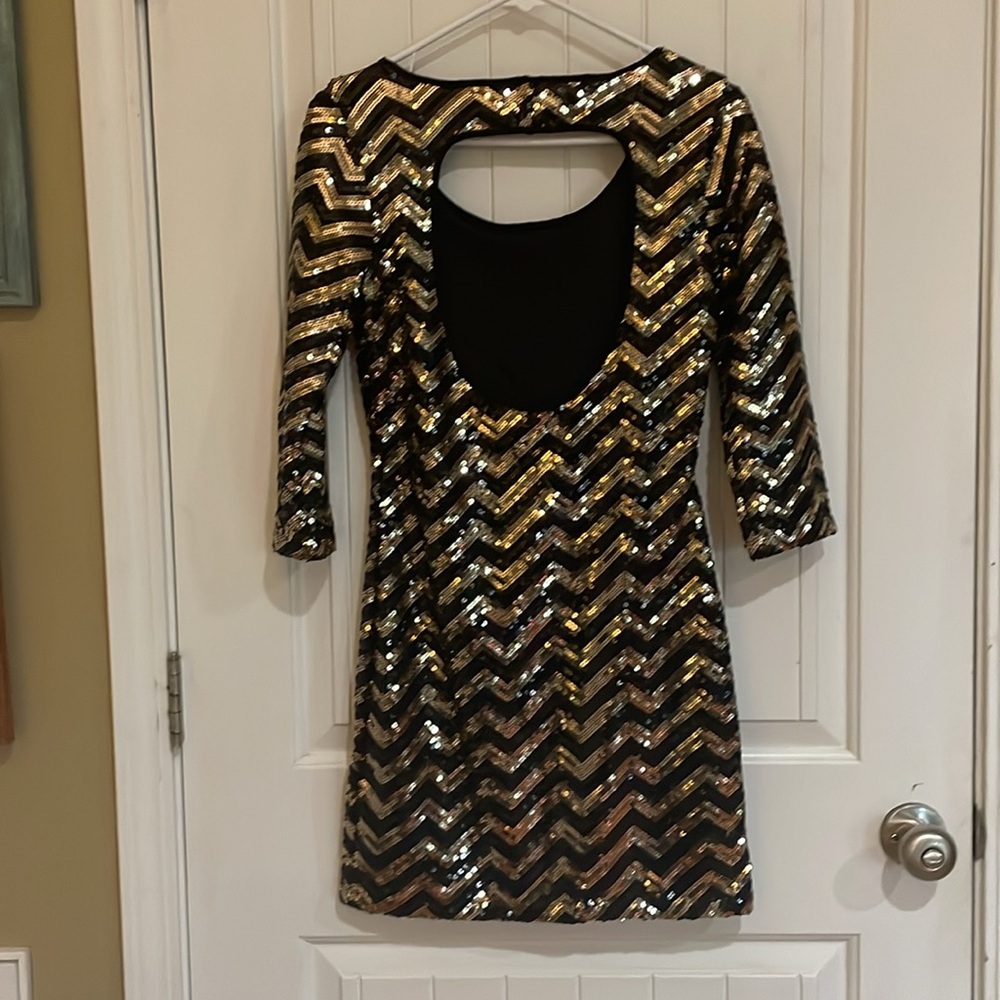 🩷Gold and Black Sequin Chevron Dress size small - Picture 2 of 4